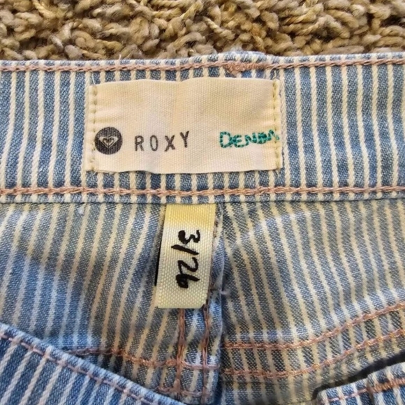 Roxy denim shorts. Size 3 ( 26 ). - Picture 3 of 5